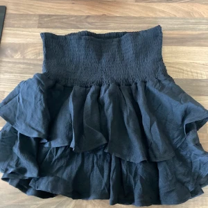 Svart smockad kjol - Jättefin kjol, aldrig använd då jag råkade köpa två. Borde passa S-M eftersom att den är så strechig. Skriv privat för mer bilder🥰. Köpare står för frakt.