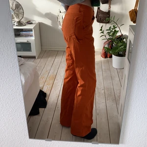 balla byxor - coola orangea byxor köpta på humana. har använt några fåtal gånger. lite skrynkliga för har inte använt på länge. frakt 66kr annars möts jag i malmö