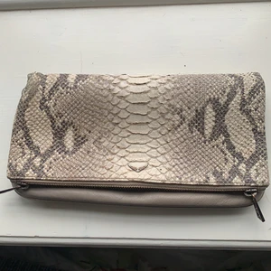Clutch från zadig - Clutch från Zadig et Voltaire. Tyvärr saknas kedjan på grund av att jag använt den som plånbok eller annan förvaring. Säljer för 400 kronor plus frakt. 