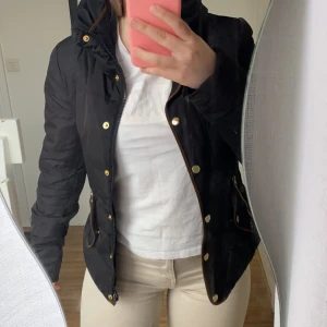 Jacka - En svart jacka ifrån Vero Moda. I storlek S.