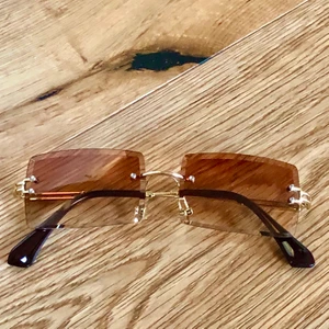 Y2k glasögon - Det är brunaktiga och snygga. Säljer för att jag behöver pengar. Köparen står för frakten 