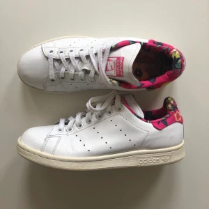 Adidas Stan Smith - Adidas Stan Smith vita med rosa-blommig insida:) SOMMARDELUXE! 220kr är inklusive frakt;)
