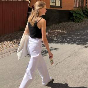 Vita jeans från zara  köpta i somras och endast använda ett fåtal gånger💕 storlek 32 och långa i benen