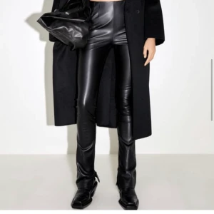 Skinnbyxor  - Jättefina (fake)skinnbyxor med slits från Zara, storlek S🖤 Aldrig använda och lappen kvar! Säljer då dom är för långa för mig som är ca 160 cm🖤