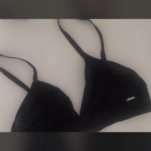 Mjuk bh utan bygel  - Svart bh med mönster i tyget.