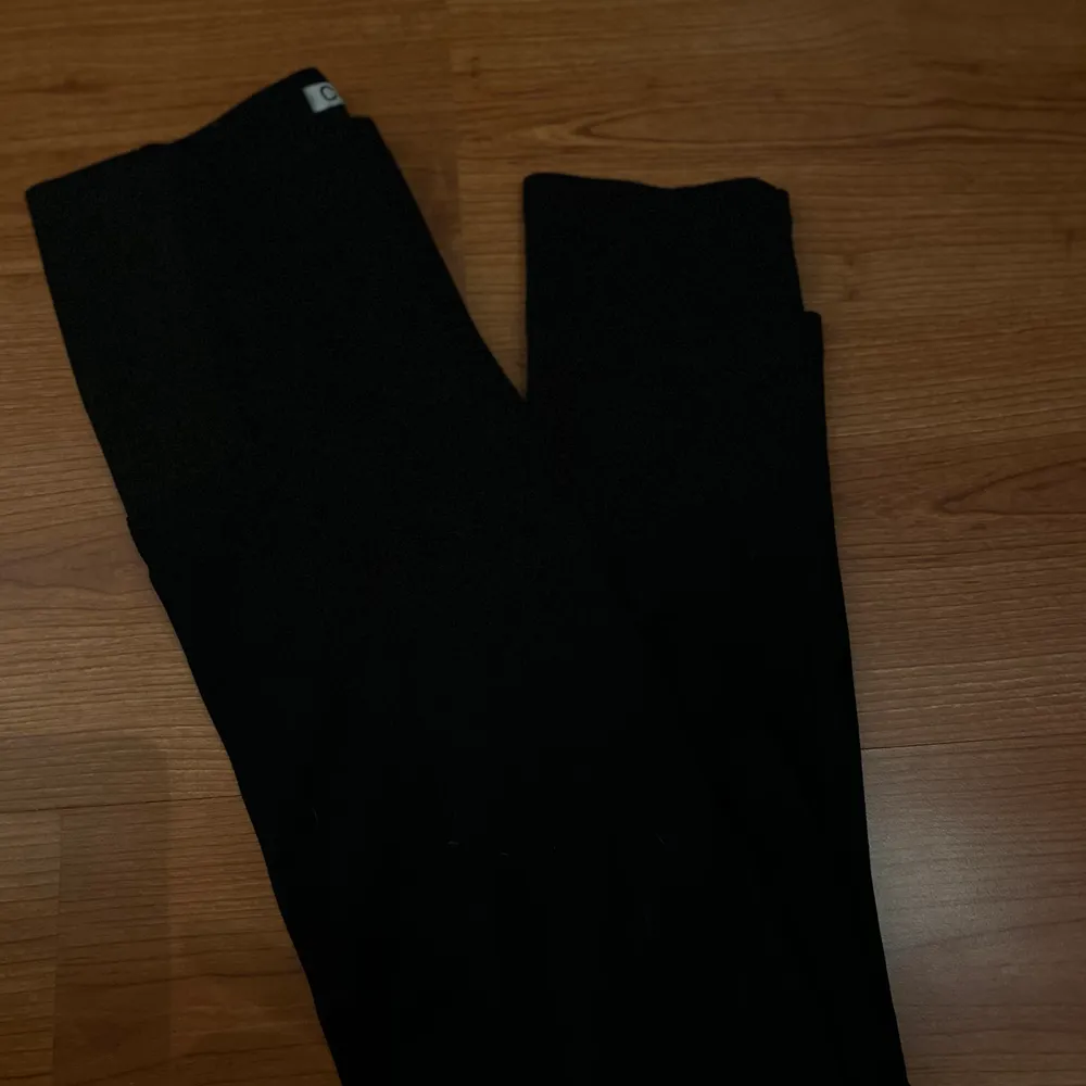 Svarta byxor i tights format. Säljes för 40kr, frakt tillkommer ❤️. Jeans & Byxor.
