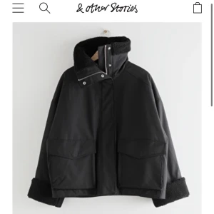 Jacka - & other stories  - Säljer nu min vinterjacka från & other stories. Samma som den på hemsidan men med beiget foder. Använd men fint skick, nypris 1450kr. Skriv privat för fler bilder. Bud: 400kr + frakt 