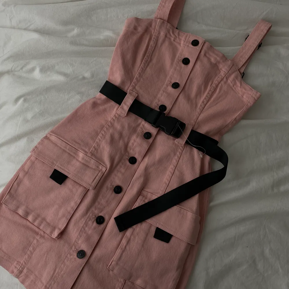 Helt ny, super söt rosa klänning 🤍 köpte denna för ca 1 år sedan men har aldrig fått någon användning av den då jag nästan aldrig använder klänning. Den är helt ny med prislappar kvar, köpt för 299kr. Skicka privat vid frågor eller intresse💗. Klänningar.