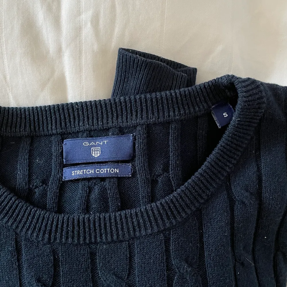 En mörkblå gant tröja. Använd flera gånger men i gott skick! Ordinarie pris: 730kr . Stickat.