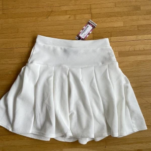 TENNIS KJOL - Jättegullig vit tenniskjol!💞 Helt oanvänd och säljer pga inte min stil🧚🏼‍♀️ BUDA I KOMMENTARERNA✨ AVSLUTAS 10/3 23:00! 