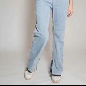 Astrid jeans - Högmidjade jeans med slits i lös modell. Svarta detaljer vid byxbenets slut. Ursprungligen H&M jeans som är omgjorda av Scannable UF. Genom att skanna en QR-kod som finns fäst på plagget kan du läsa mer om materialet och dess miljöpåverkan! 💗😆✨