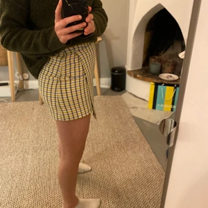 Kjol från Samsoe samsoe - Super fin kjol från samsoe samsoe som är i storlek 34/xs. Själv är jag en S, dvs att den passar både xs och s. Jätte bra skick. Säljer för 200kr🙌🏼❤️