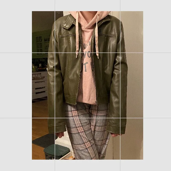 Jacka i kortare modell i grönt fejkskinn från Vero Moda. Dragkedja och ståkrage med tryckknappar. Storlek L, men kan passa från S till L beroende på hur man vill ha den. Jag som har den på bilden har stl XS. Det finns en svart fläck på framsidan, se bild!. Takit.