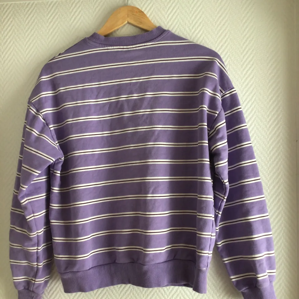 Lila Junkyard sweatshirt. Säljer eftersom den är förliten, bra skick. Pris går att diskuteras, möts upp eller fraktar!💕. Hoodies.