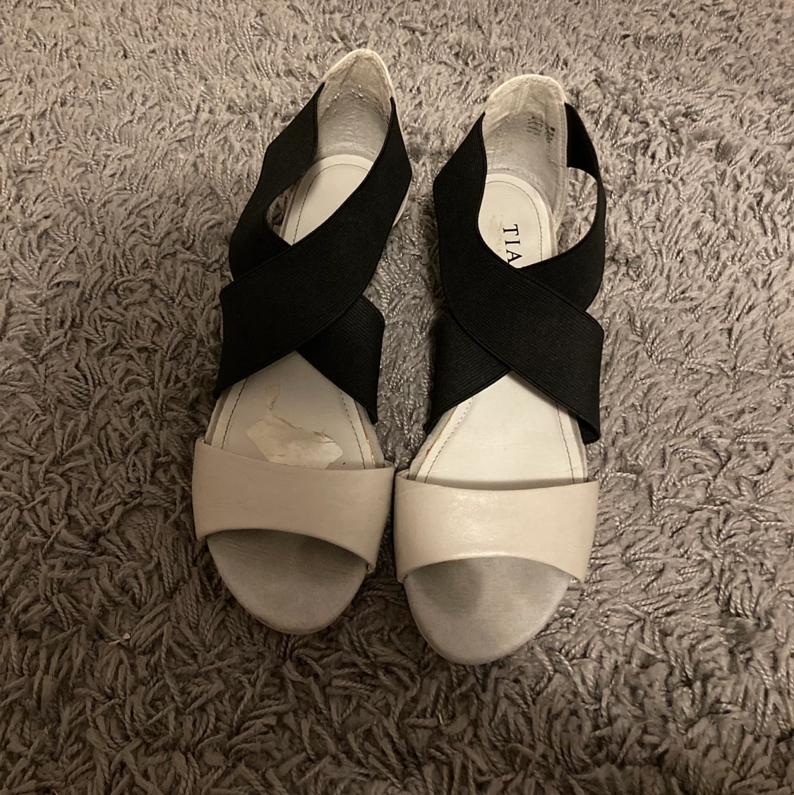 Gråa/ svarta skor - 91