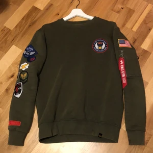 Alpha Industries Sweatshirt  - Har använts ganska mycket och har några små fläckar. storlek s. patchen är även lite trasig