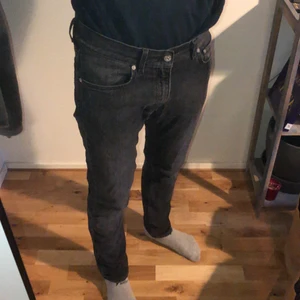 svarta ACNE jeans - storlek: 33/32, knappt använda och inga synliga defekter. kan gå ner lite i pris vid smidigt köp
