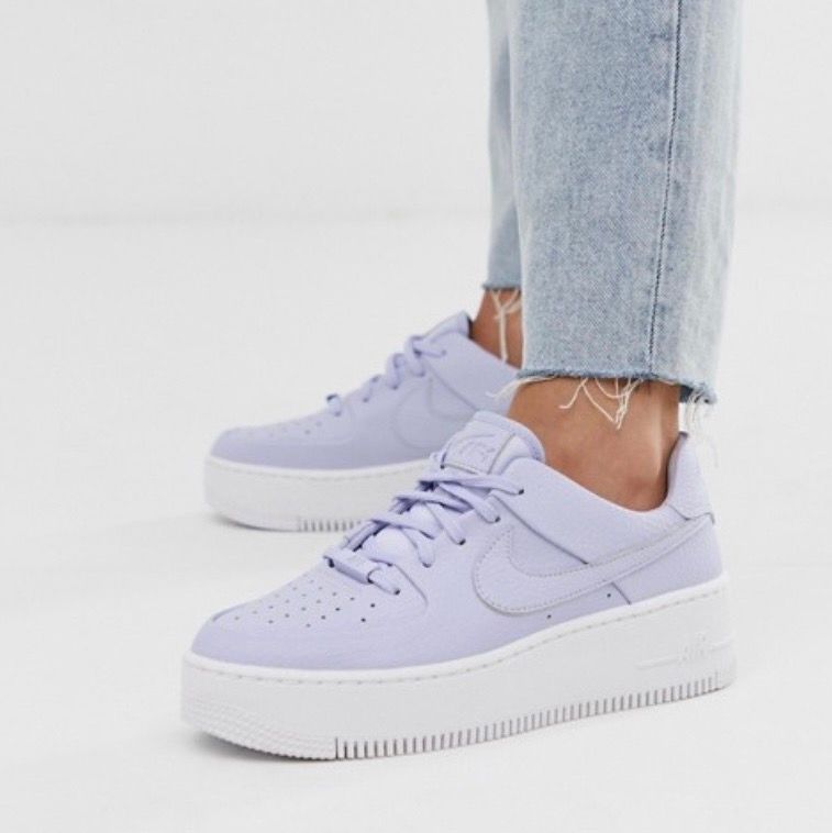 Ett par pastell lila nike air force 1 i storlek 38. 1år gamla, lite slitna och platå sulan har blivit lite missfärgad. Ett par extremt snygga trendiga Nike air force i pastell lila. Säljer pga av har tröttnat. Ny pris 1080kr säljer för utgångs pris 400kr!!!! Buda i kommetererna . Skor.