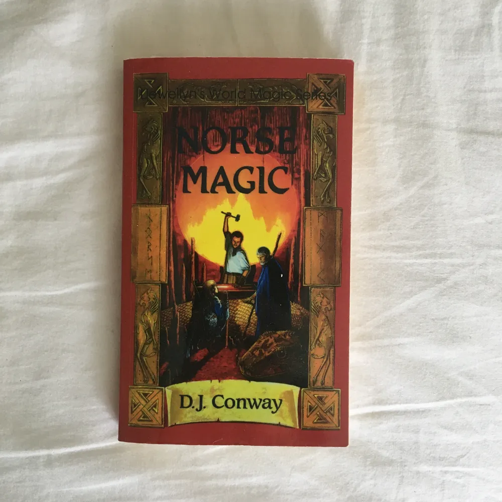 Säljer min bok Norse Magic som handlar om nordisk magick, ritualer, runor och dra magisk kraft från den nordiska mytologin! Ganska liten bok i pocketform så lätt att ha med sig. Passar dig som gillar nordisk mytologi andlighet, wicca, witchcra. Övrigt.