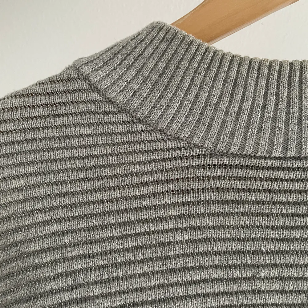 Jättemysig grå/silvrig ribbad stickad tröja i storlek S/M. Kontakta vid intresse, frakt tillkommer på 79kr!❣️. Tröjor & Koftor.