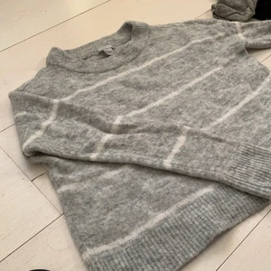 Stickad tröja  - Super snygg. Har aldrig eks använt den. Den är kort och går till magen typ. 