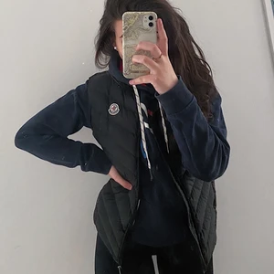 Moncler väst  - Säljer nu min älskade moncler väst då den inte kommer till användning nått mer, köpt på Plick för 3000kr. Inget kvitt tillkom, däremot kan man genom lappen direkt komma in på moncler.com som äktighets bevis! Säljer den nu för 1900kr. Pris går att diskutera!                                         Storlek: S