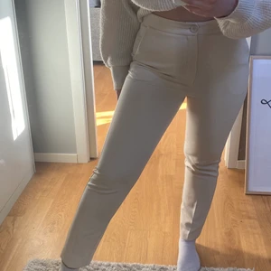 Snygga kostymbyxor i storlek 38 - Ljusbeigea kostymbyxor från Gina i storlek 38, väldigt sköna att ha på sig! Fina till sommaren 🌻