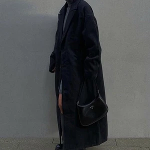 Lång kappa - *fösta bilderna är lånade* lång kappa ifrån hm köpt i höstast knappt använd super snygg och fräsch 