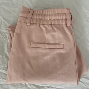 Ljusrosa kostymbyxor - Säljer dessa kostymbyxor eftersom dem är för små för mig 💕💕 bra skick, inte använda många gånger !!😝
