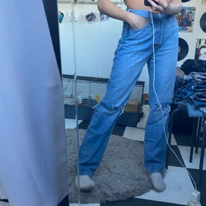 baggy jeans - säljer mina helt oanvända jeans som jag köpte för någon vecka sen men som jag ångrar mig kring & därav väljer att sälja dem 🥰 de är i nyskick och superfina!!!! byxorna är i storlek ”W28 L32”