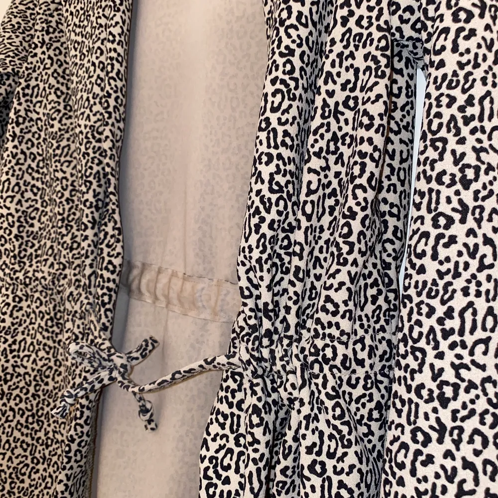 En leopard tröja med knytband, liten i storleken men ändå stretchig, endast använd ett par gånger.. Tröjor & Koftor.