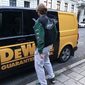 Snygg jacka!  - Riktigt snygg jacka som jag köpt här på Plick (förra ägarens bilder, går att fixa andra bilder) skitsnygg jacka men kommer tyvärr inte till användning är i fint skick...oversized (inte överdrivet) på mig som har s-m....bud vid flera instresserade. Köpare står för frakt...budgivning pågår! Avslutas 10/3 19:00