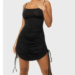 Klänning  - Så sjukt snygg klänning, använd vid ett tillfälle formar kroppen så fint, köparen står för frakten💖