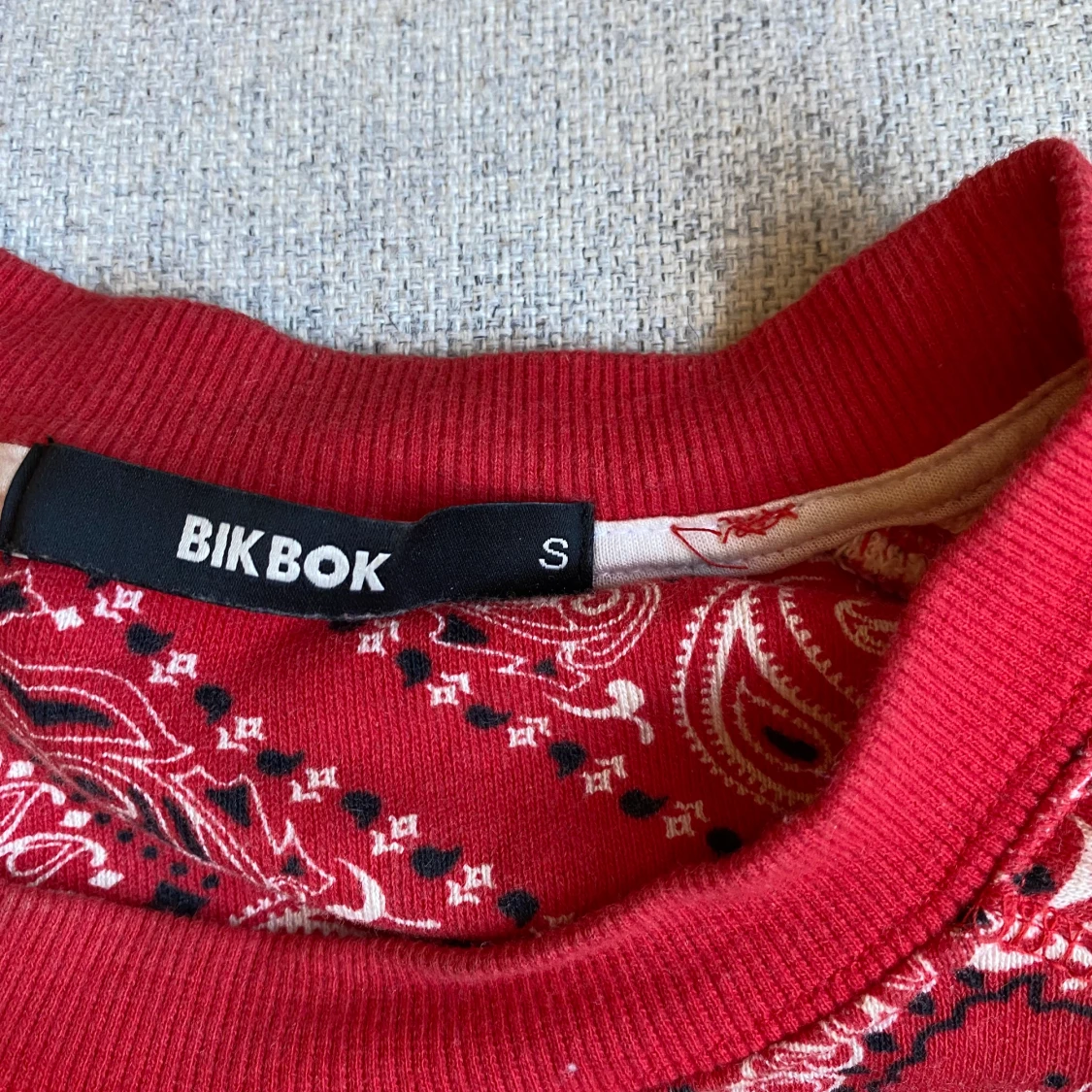 Röd collagetröja från Bikbok - 90