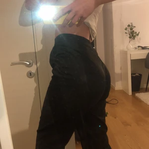 Satin byxor - Satin byxor från SHEIN🖤 Storlek S, supersköna och mjuka. Passar till både fest och skola!! Bra kvalite, aldrig använda🖤               Säljer för 80kr 🖤