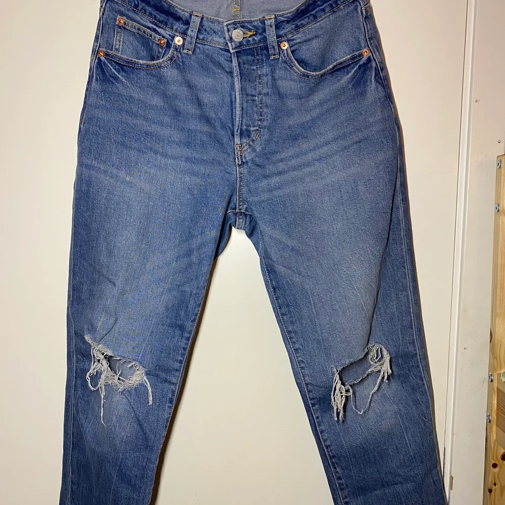 Bekväma boyfriend jeans som sitter jätte fint, köpte dom i somras, säljs pga att dom inte kommer till användning längre. Köpte dom i lager 157.. Jeans & Byxor.