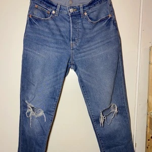 Boyfriend Jeans, storlek M - Bekväma boyfriend jeans som sitter jätte fint, köpte dom i somras, säljs pga att dom inte kommer till användning längre. Köpte dom i lager 157.