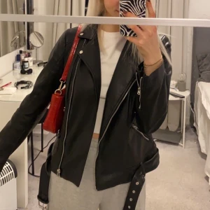 Zara skinnjacka - Säljer denna skitsnygga skinnjackan från zara då den var lite för liten för mig att ha en tjocktröja under🤍jackan är i jättebra skick🥰