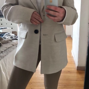 Kavaj, blazer storlek xs  - En beige blazer/kavaj med vadderade axlar, storlek xs. Aldrig använd:) 250kr + frakt🤍