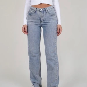 Jeans med slits - Trendiga jeans med slis från venderbys aldrig använda jag har endas sytt så att slitsen blivet något längre för tyckte den var för kort. Jag är 169 och dom sitter perfekt men kan även passa någon kortare. Nypris 625kr 💗🤩 budagivning vid mer intresse  kolla min sida för mer jeans😊