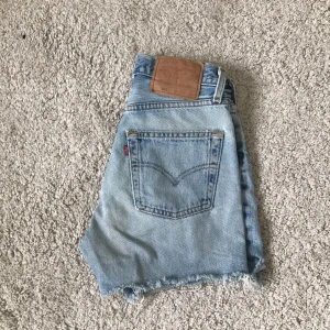 Levis 501 shorts W26 - Vintage Levis 501 shorts. Små i storleken, jag skulle säga att de passar en liten XS bäst, beroende på önskad passform. 