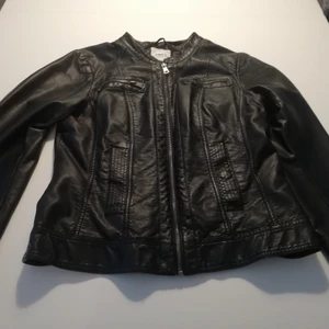 Läderjacka - Svart fejkläderjacka från 2014, Vero moda. Endast använd vid tre tillfällen då den alltid varit lite liten för mig tyvärr. Tunn och snygg att ha över tshirt eller klänning. Tror att det är strl M då jag brukar ha L. 