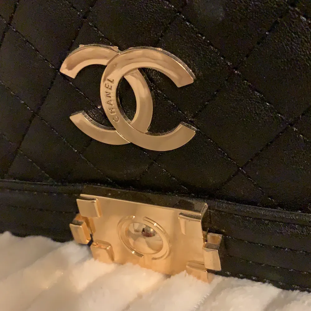 Fake Coco Chanel väska i nyskick. Svart läder med guldkedja. Så fin.. Väskor.