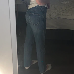 Oversized jeans  - Dessa byxor har jag haft på mig ungefär två gånger och köpte dem för kanske två veckor sen. Dem är inte riktigt min stil, vet inte riktigt varför jag köpte dem. Du bestämmer själv om du vill mötas upp eller om jag ska skicka leverans! För att mötas upp betalar du ingen frakt, däremot betalar du frakten om jag ska leverera byxorna till dig! Frakt: 60kr