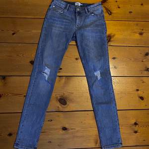 Blåa skinny jeans från lager157 med hål i knäna