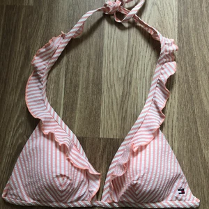 Tommy Hilfiger Bikiniöverdel - Randig Tommy Hilfiger bikiniöverdel med volang i storlek S. Band som går att knyta som man vill både vid ryggen och nacken. 