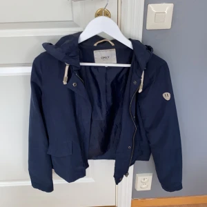 Vårjacka  - En vårjacka i storlek S. Är ifrån Nelly.com 