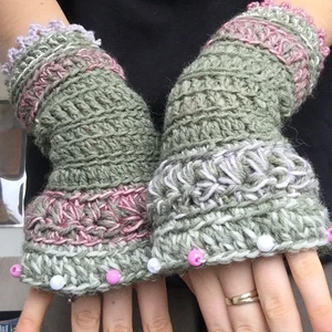 Handgjorda handskar - Jättesöta handskar i naturgrön och puderrosa garn. Superfina pärlor smyckar övre delen. 