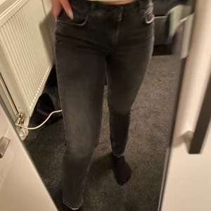 Jeans från Gina  - Lågmidjade svarta jeans från Gina tricot! Storlek 38 men skulle säga att de passar 34-38. 