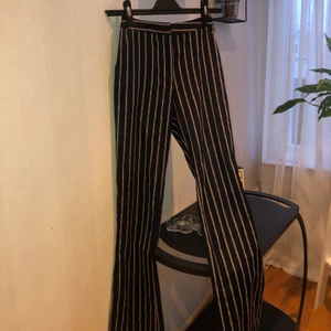 Randiga kostymbyxor  - Randiga kostymbyxor från NAKD. Storlek 32 men passar också en storlek 34!! 